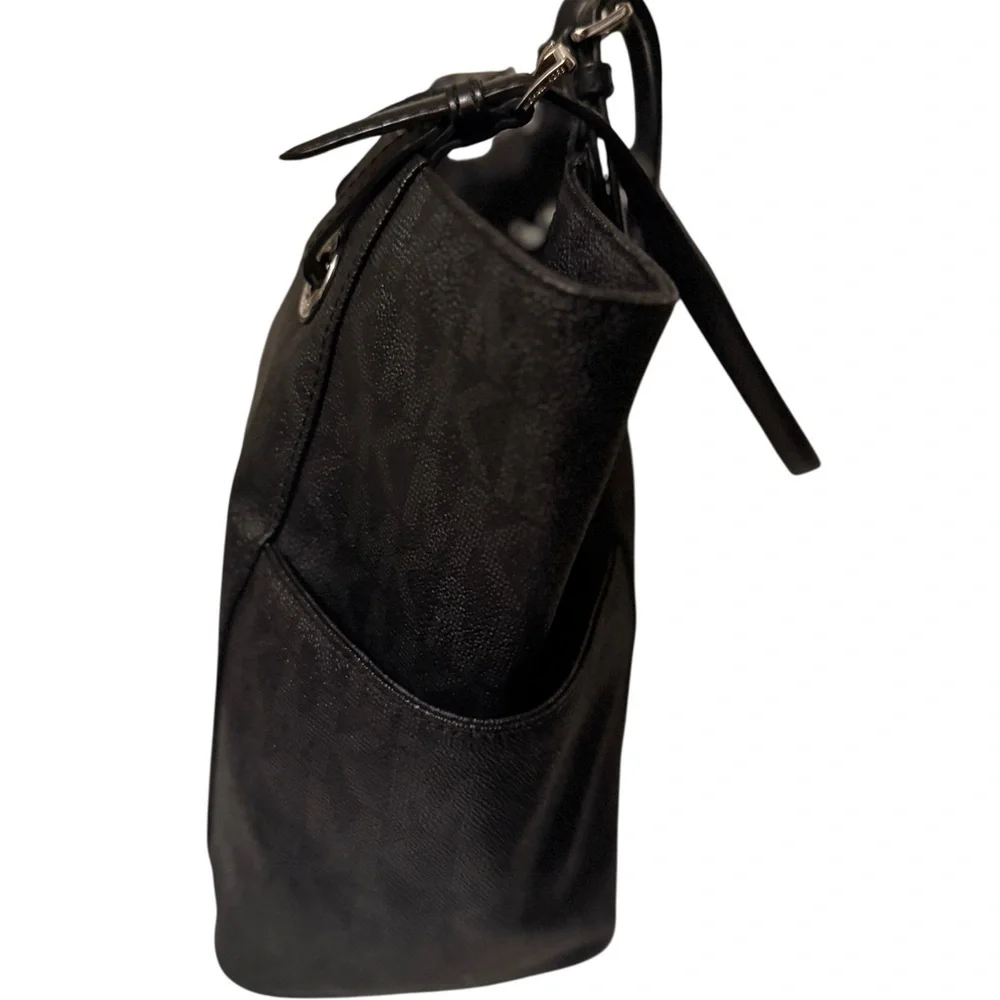 Michael Kors Elegant Black Handbag. Sides packets with a log in the front